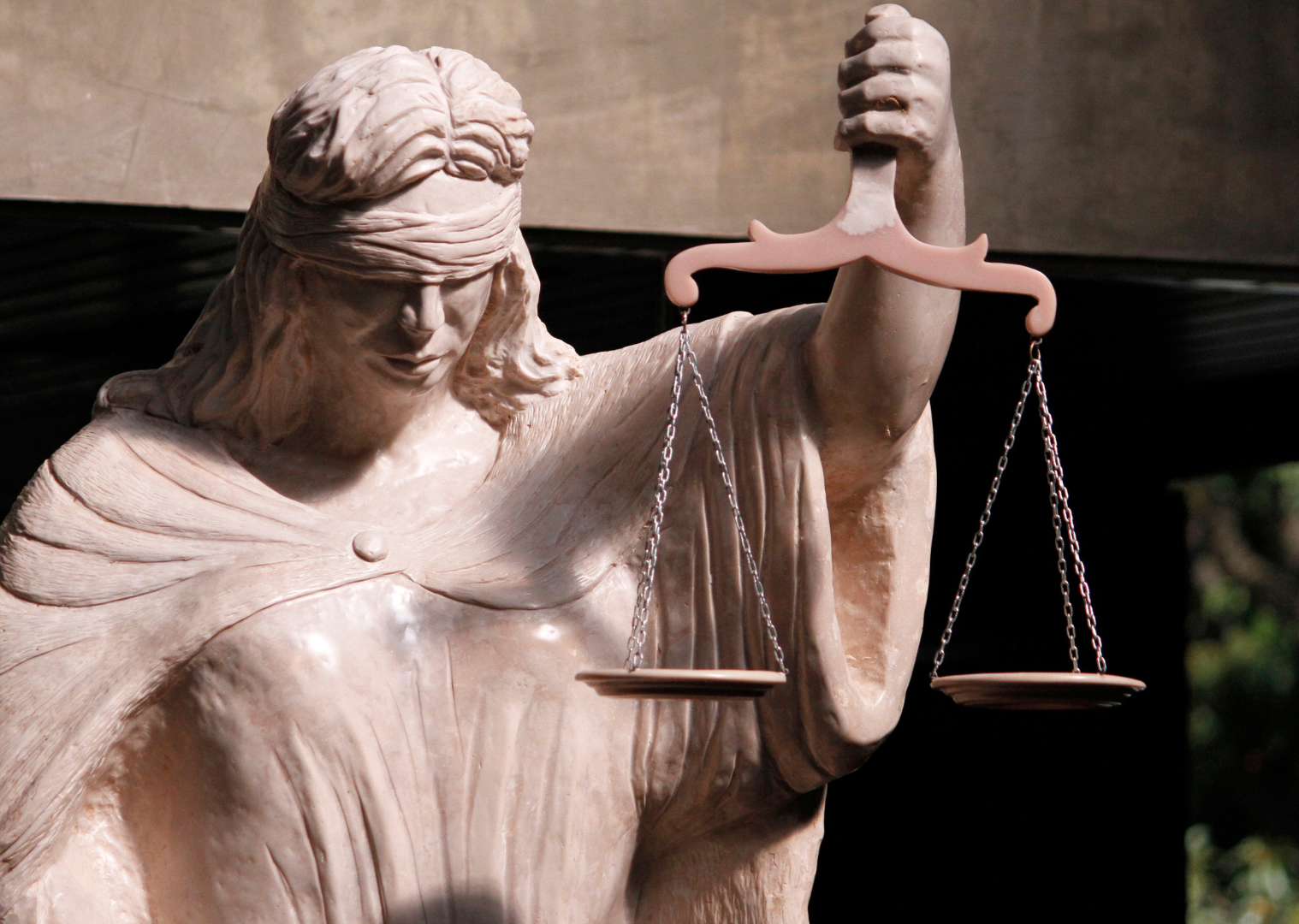Dama da Justiça — símbolo de equilíbrio e excelência jurídica
